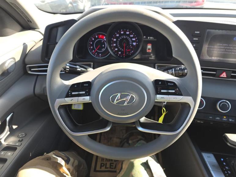 Hyundai Elantra  2021