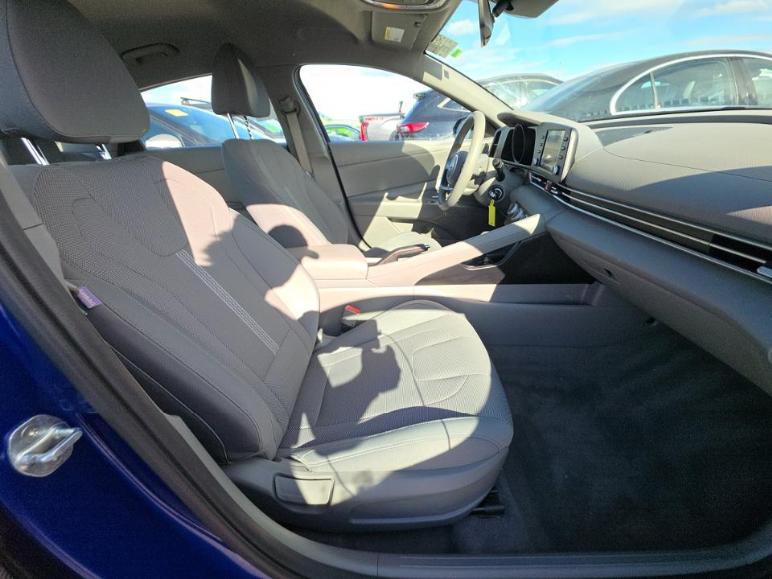 Hyundai Elantra  2021