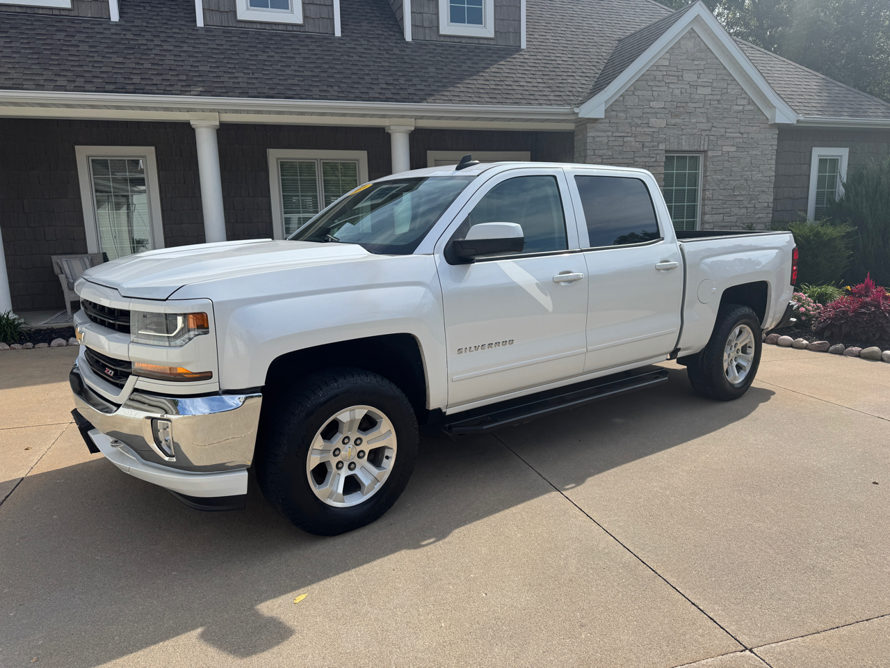 2018 Chevrolet Silverado 1500 LT photo 2
