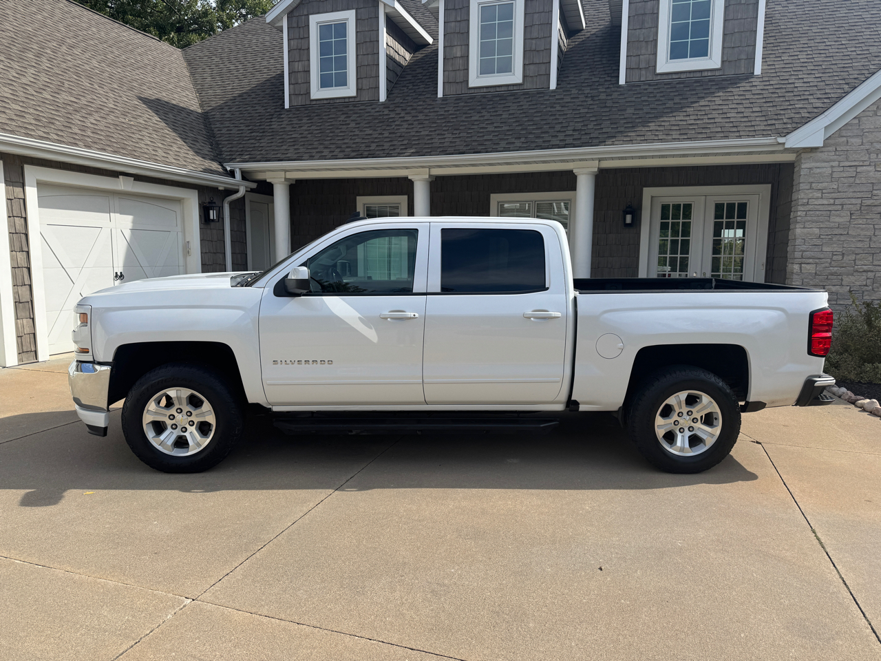 2018 Chevrolet Silverado 1500 LT photo 3