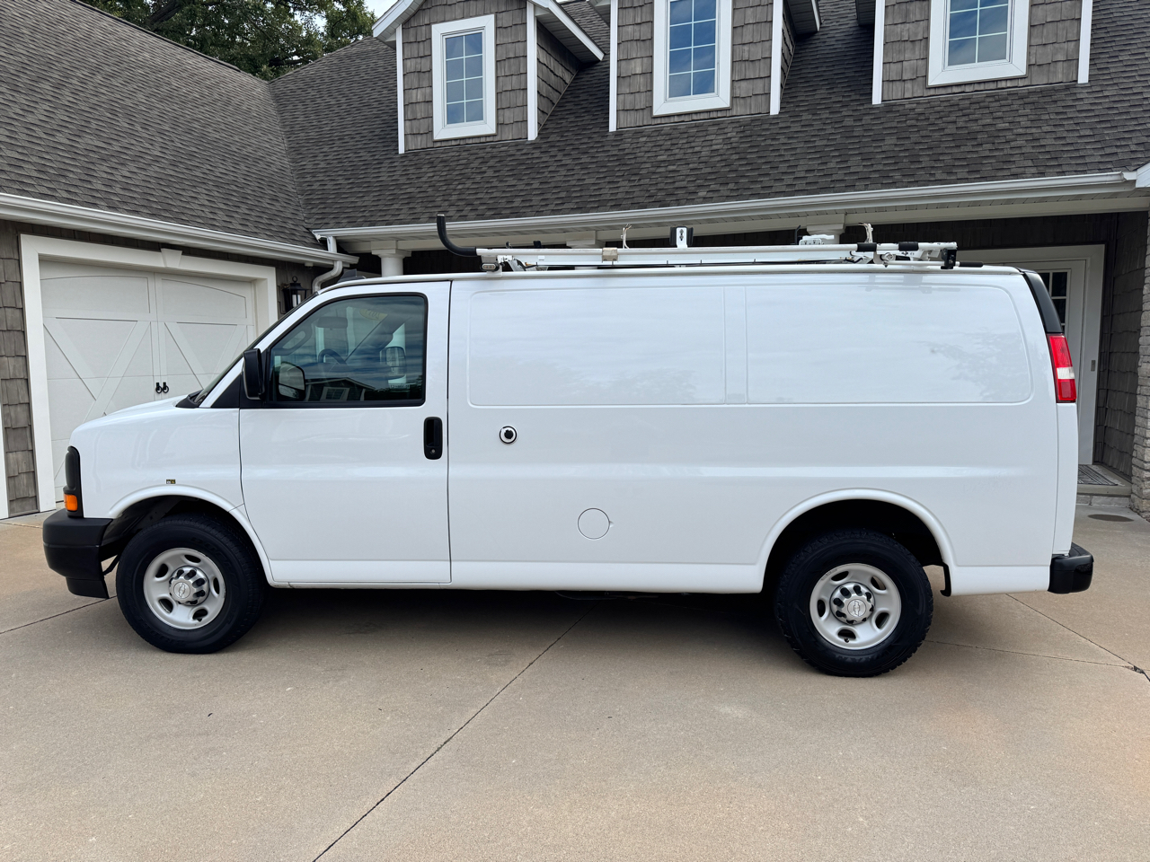 2017 Chevrolet Express Cargo Van 2500 photo 2
