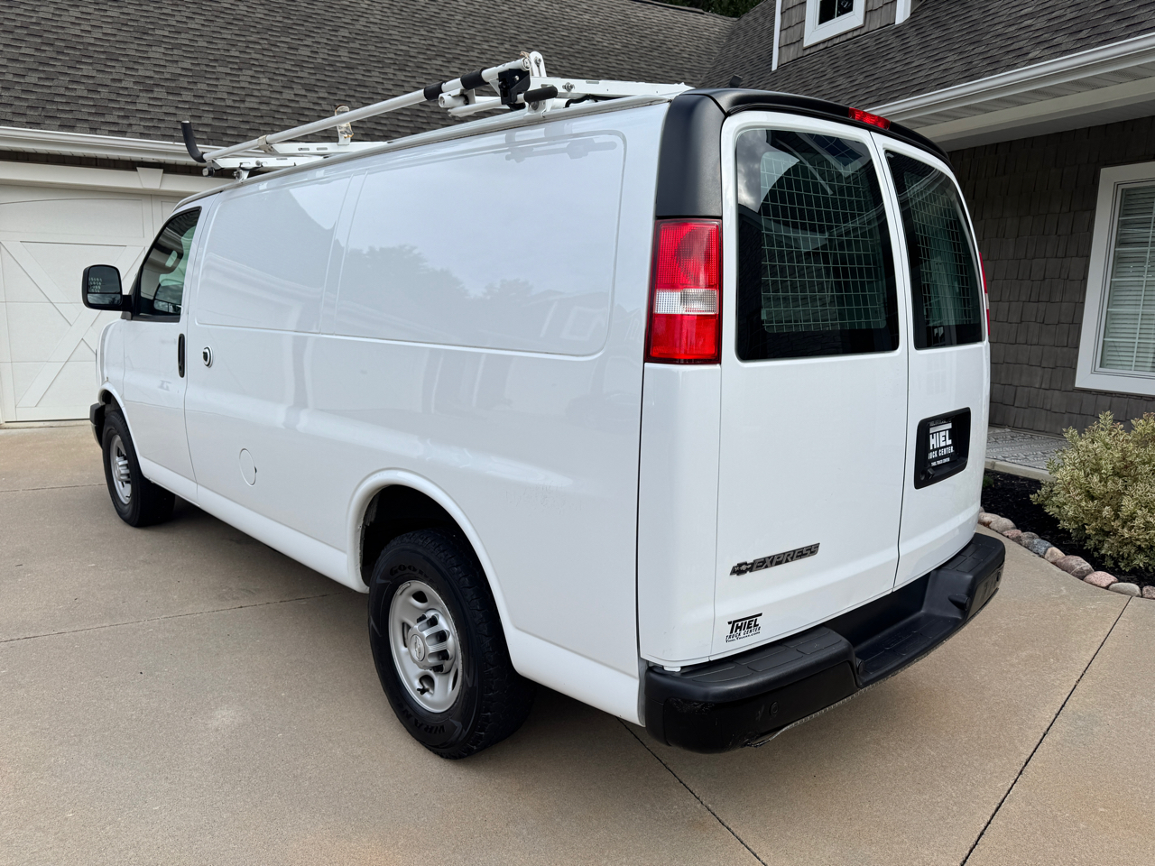2017 Chevrolet Express Cargo Van 2500 photo 3