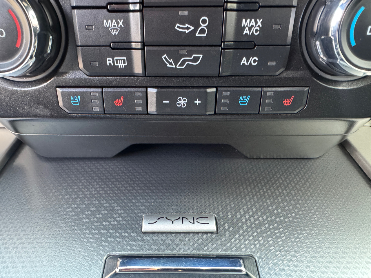 Ford F-150 4WD SuperCrew 139" Lariat 2015 Ford F-150 4WD SuperCrew 139" Lariat 2015