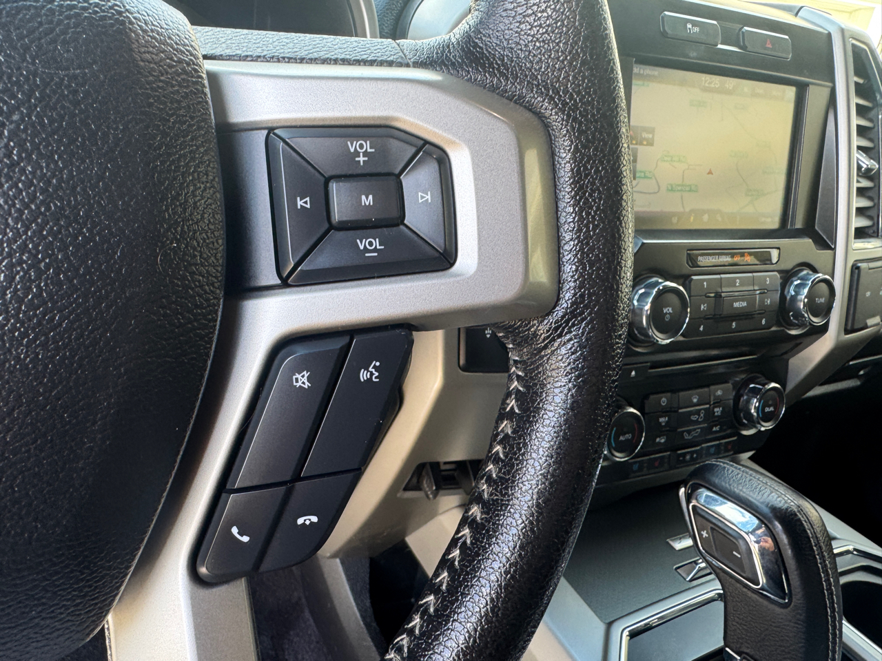 Ford F-150 4WD SuperCrew 139" Lariat 2015 Ford F-150 4WD SuperCrew 139" Lariat 2015