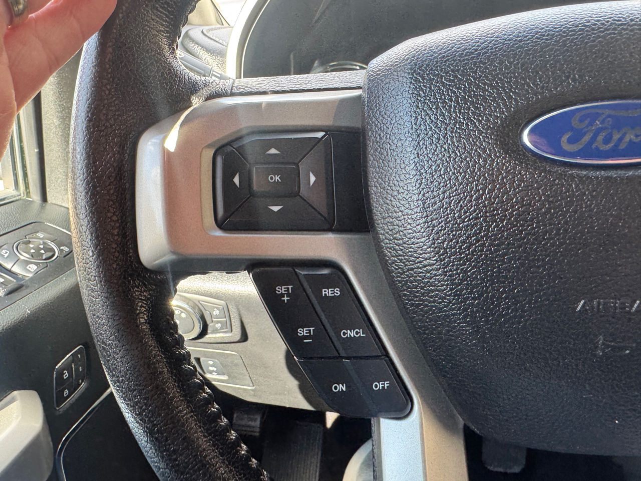 Ford F-150 4WD SuperCrew 139" Lariat 2015 Ford F-150 4WD SuperCrew 139" Lariat 2015