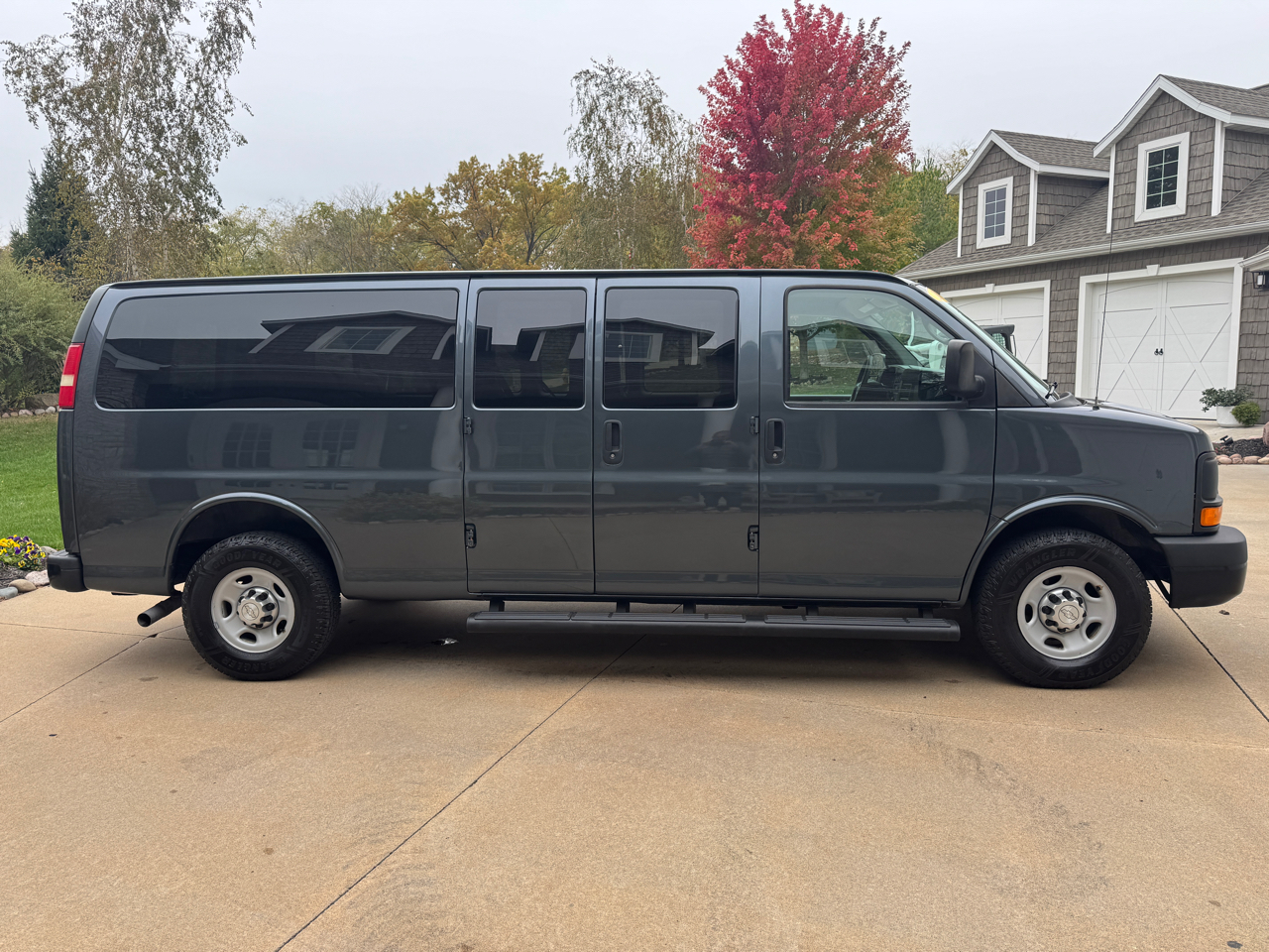 Chevrolet Express Passenger RWD 3500 155" LS w/1LS 2015 Chevrolet Express Passenger RWD 3500 155" LS w/1LS 2015