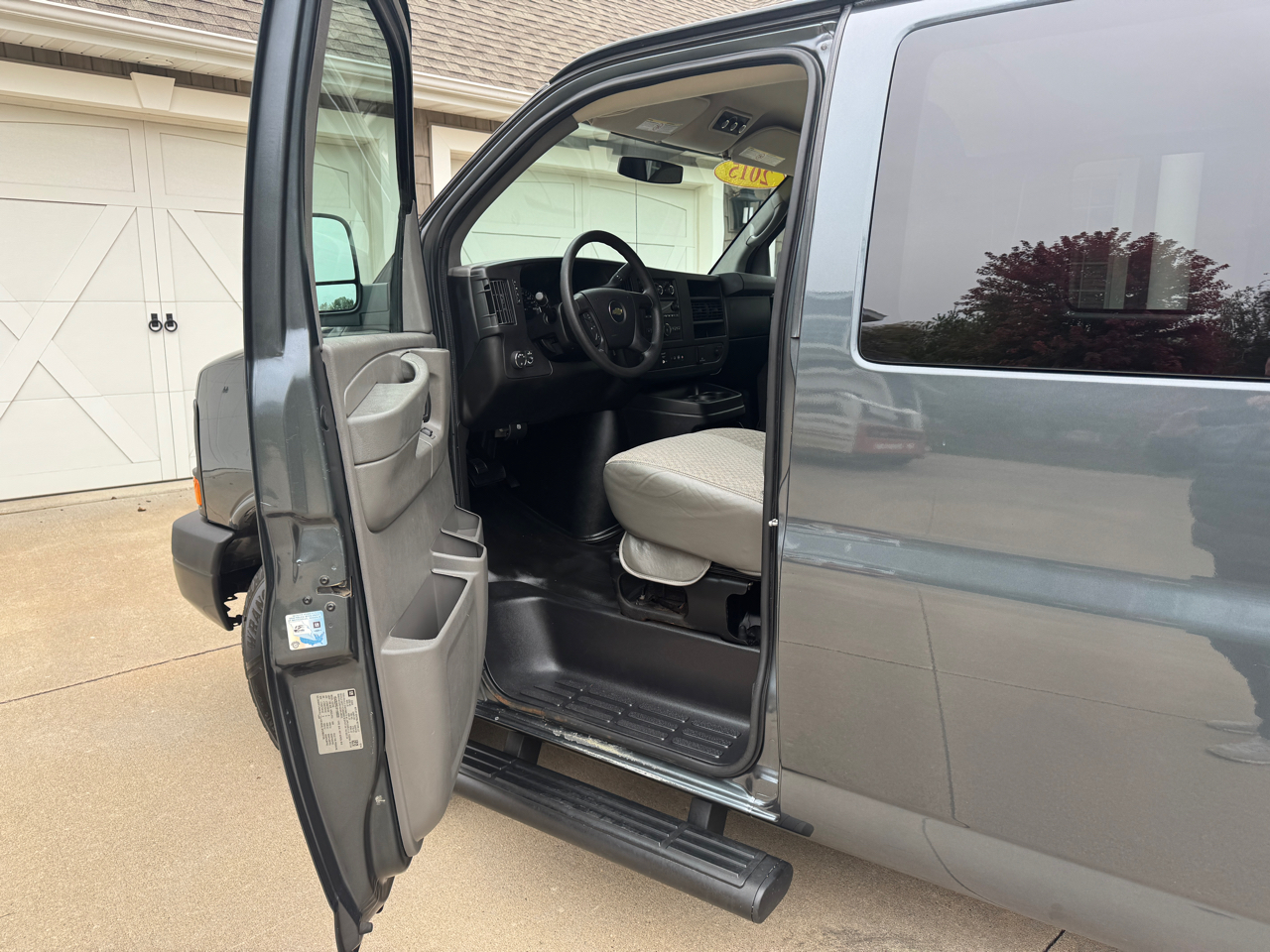 Chevrolet Express Passenger RWD 3500 155" LS w/1LS 2015 Chevrolet Express Passenger RWD 3500 155" LS w/1LS 2015