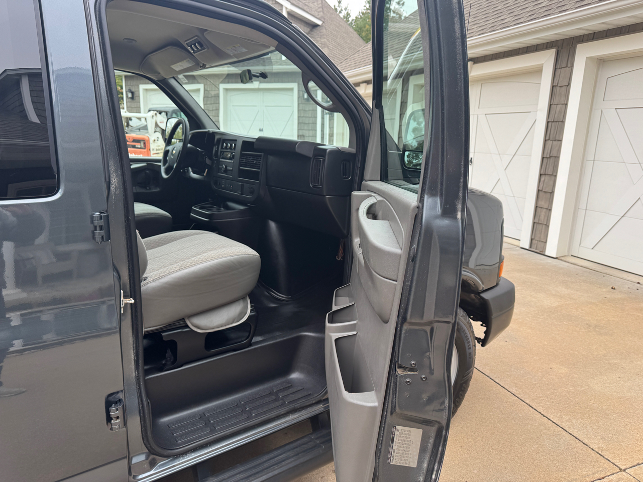 Chevrolet Express Passenger RWD 3500 155" LS w/1LS 2015 Chevrolet Express Passenger RWD 3500 155" LS w/1LS 2015