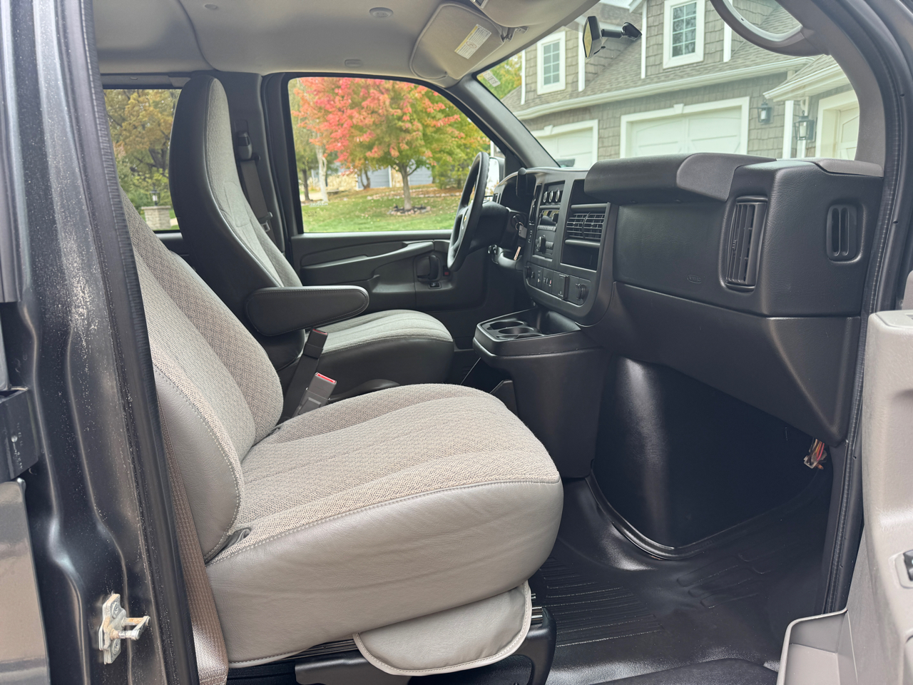 Chevrolet Express Passenger RWD 3500 155" LS w/1LS 2015 Chevrolet Express Passenger RWD 3500 155" LS w/1LS 2015