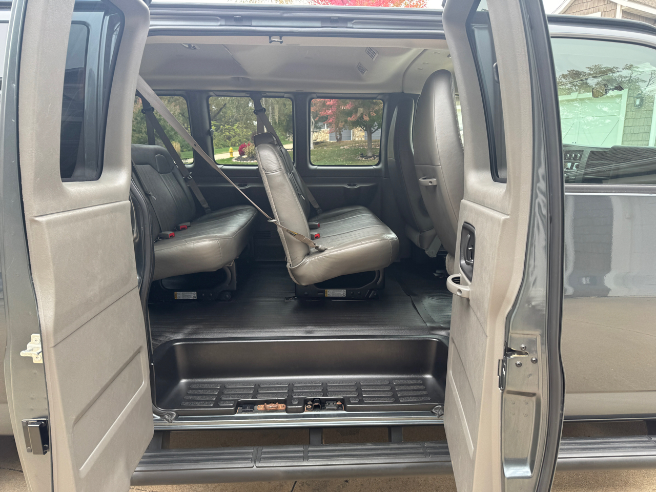 Chevrolet Express Passenger RWD 3500 155" LS w/1LS 2015 Chevrolet Express Passenger RWD 3500 155" LS w/1LS 2015