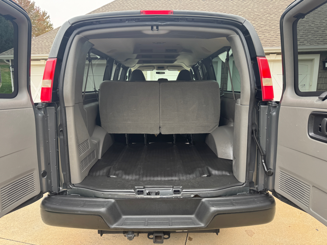 Chevrolet Express Passenger RWD 3500 155" LS w/1LS 2015 Chevrolet Express Passenger RWD 3500 155" LS w/1LS 2015