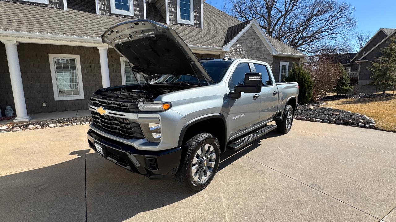Chevrolet Silverado 2500HD 4WD Crew Cab 159" Custom 2024
