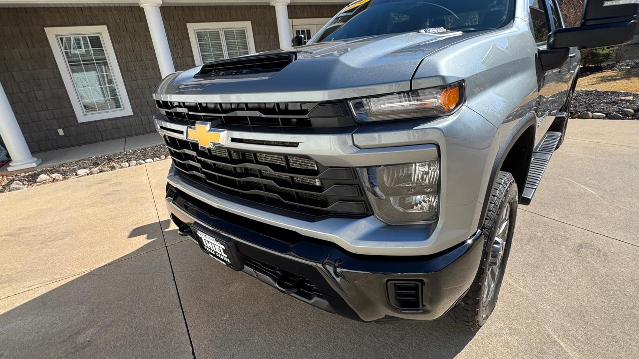Chevrolet Silverado 2500HD 4WD Crew Cab 159" Custom 2024