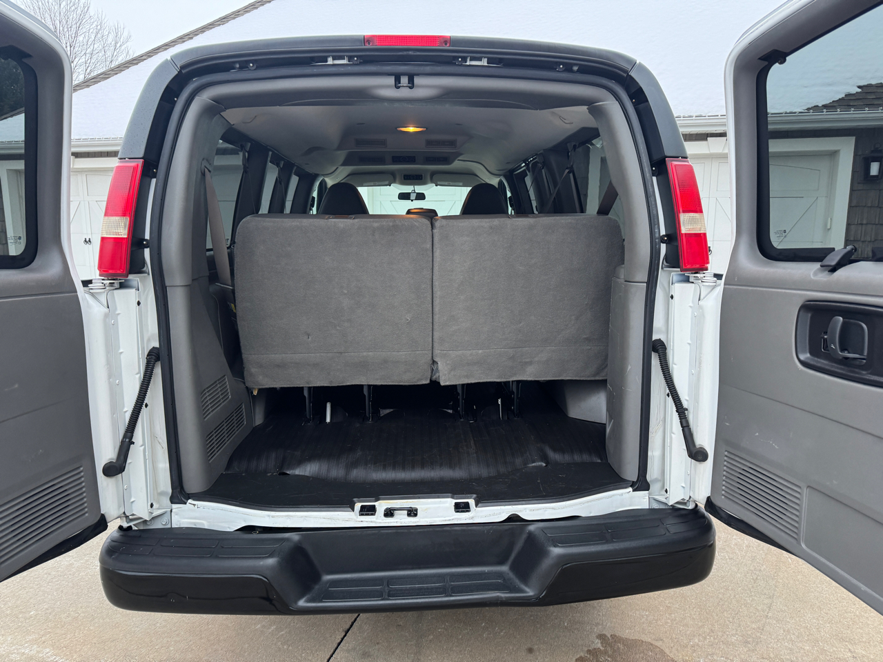 Chevrolet Express Passenger RWD 2500 135" LS 2015