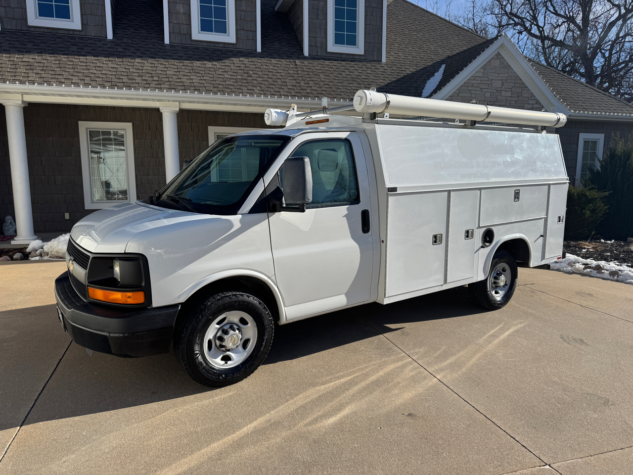 Chevrolet Express Commercial Cutaway RWD 3500 139" WB Work Van 2011