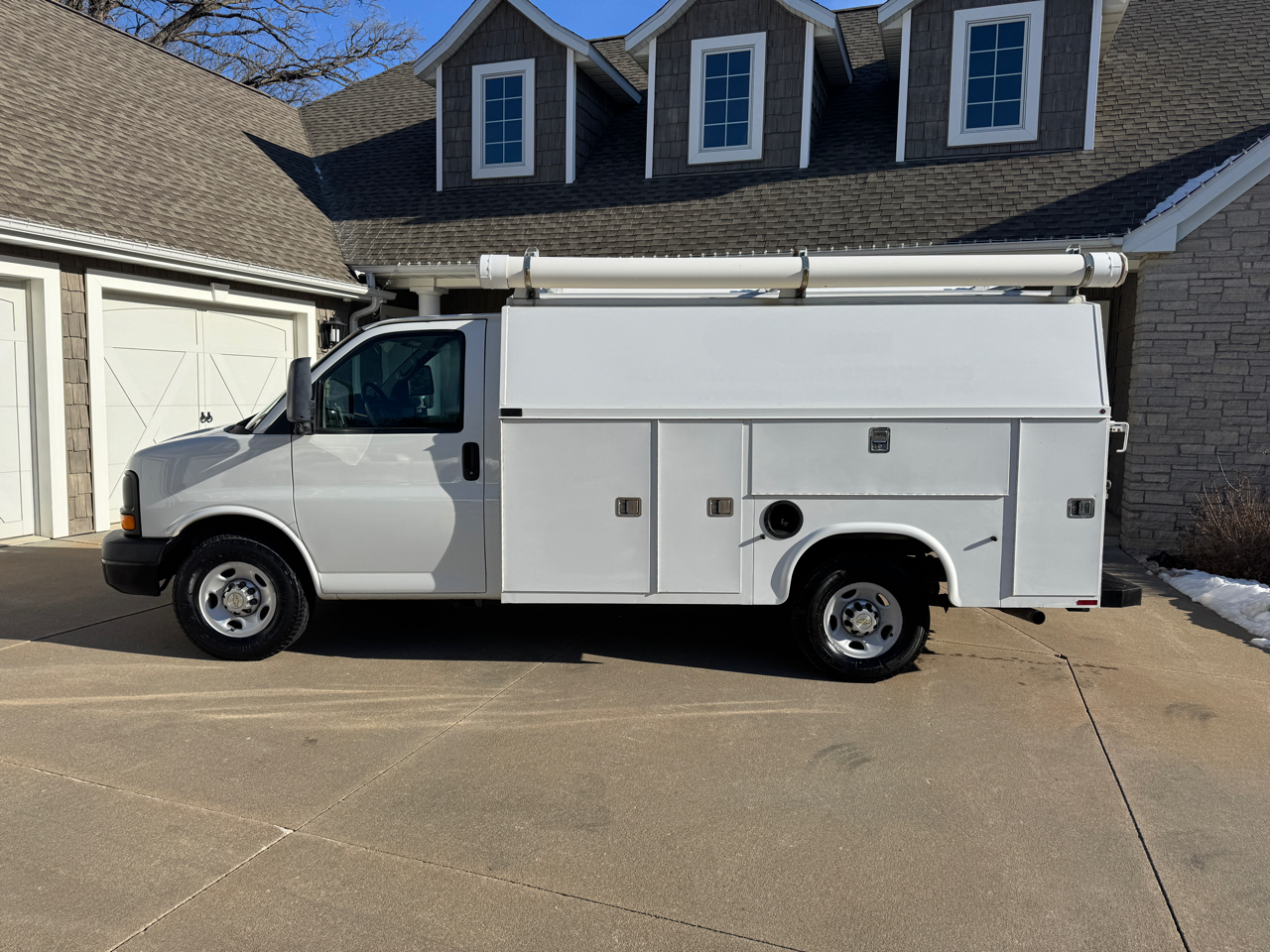 Chevrolet Express Commercial Cutaway RWD 3500 139" WB Work Van 2011