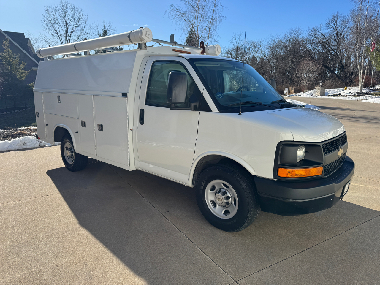 Chevrolet Express Commercial Cutaway RWD 3500 139" WB Work Van 2011