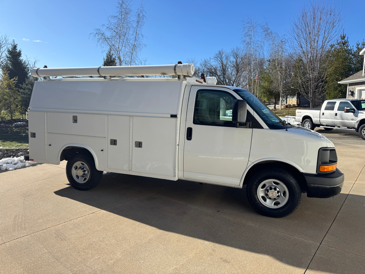 Chevrolet Express Commercial Cutaway RWD 3500 139" WB Work Van 2011