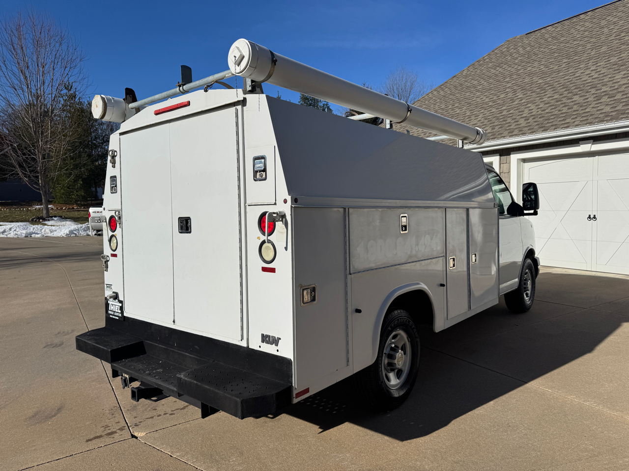 Chevrolet Express Commercial Cutaway RWD 3500 139" WB Work Van 2011