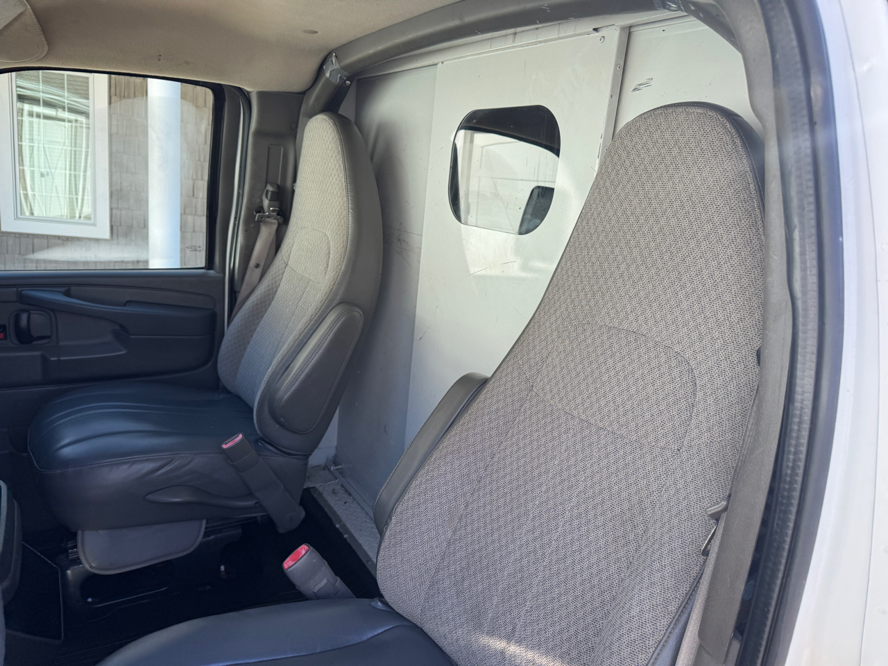 Chevrolet Express Commercial Cutaway RWD 3500 139" WB Work Van 2011