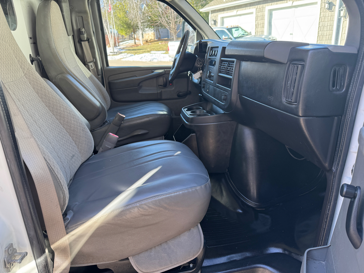 Chevrolet Express Commercial Cutaway RWD 3500 139" WB Work Van 2011