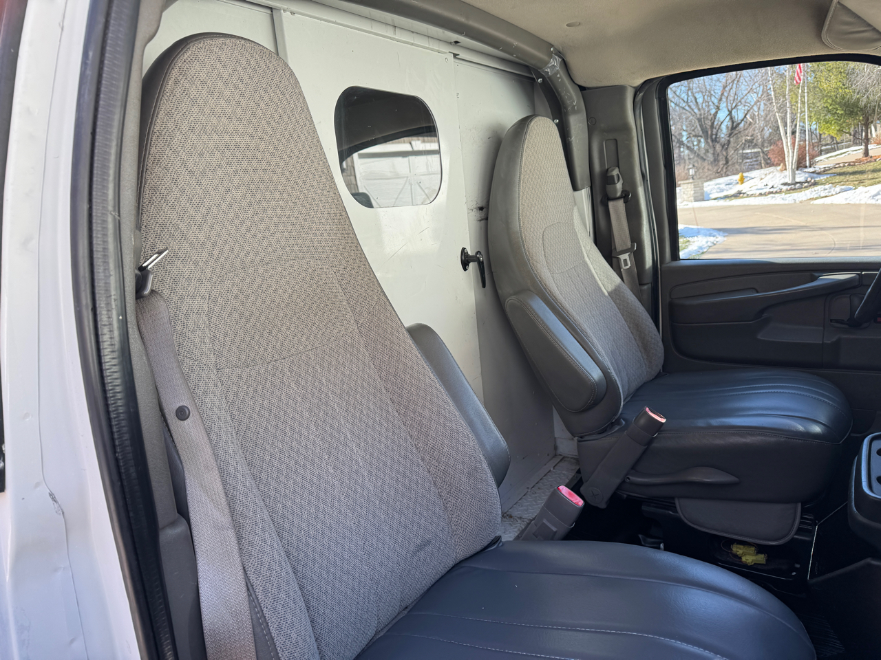 Chevrolet Express Commercial Cutaway RWD 3500 139" WB Work Van 2011