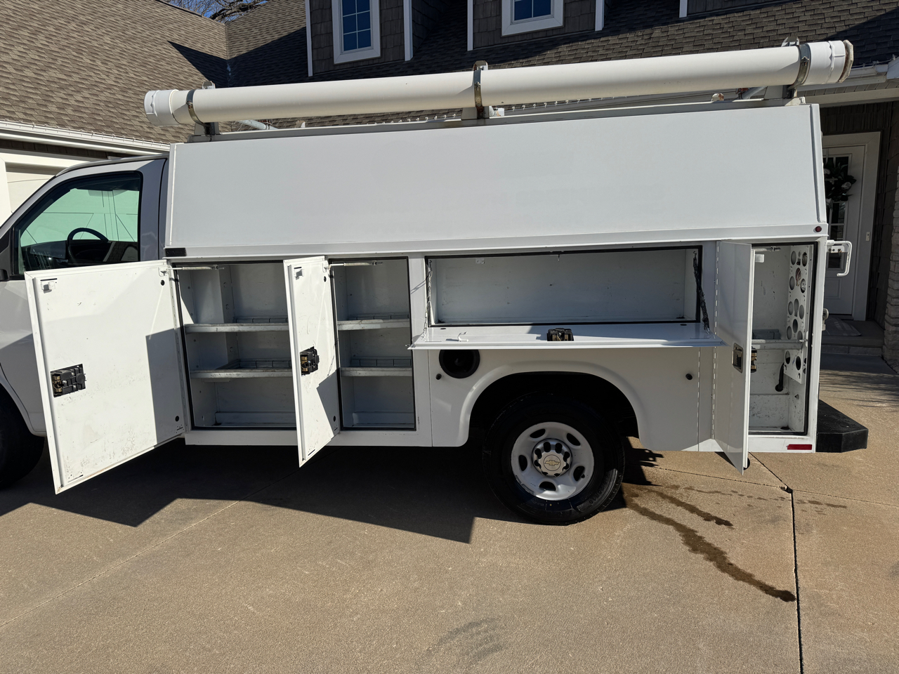 Chevrolet Express Commercial Cutaway RWD 3500 139" WB Work Van 2011