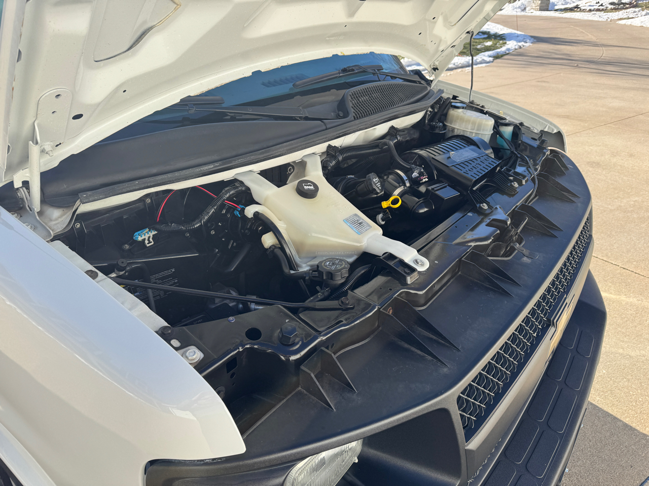 Chevrolet Express Commercial Cutaway RWD 3500 139" WB Work Van 2011