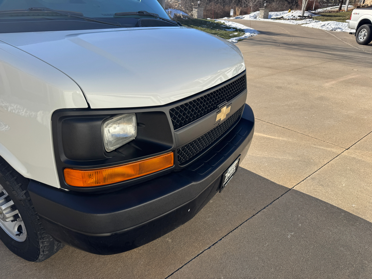 Chevrolet Express Commercial Cutaway RWD 3500 139" WB Work Van 2011