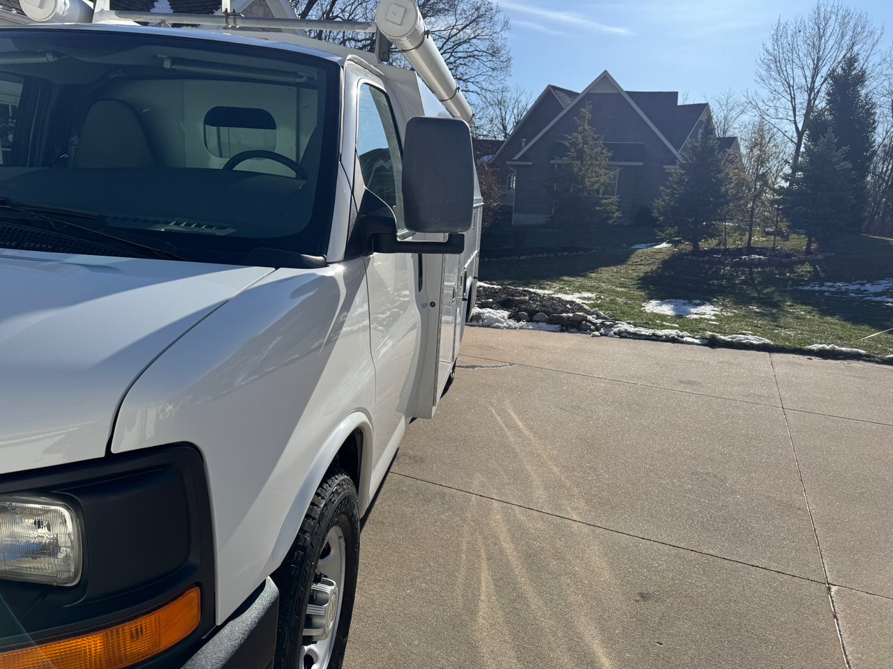 Chevrolet Express Commercial Cutaway RWD 3500 139" WB Work Van 2011