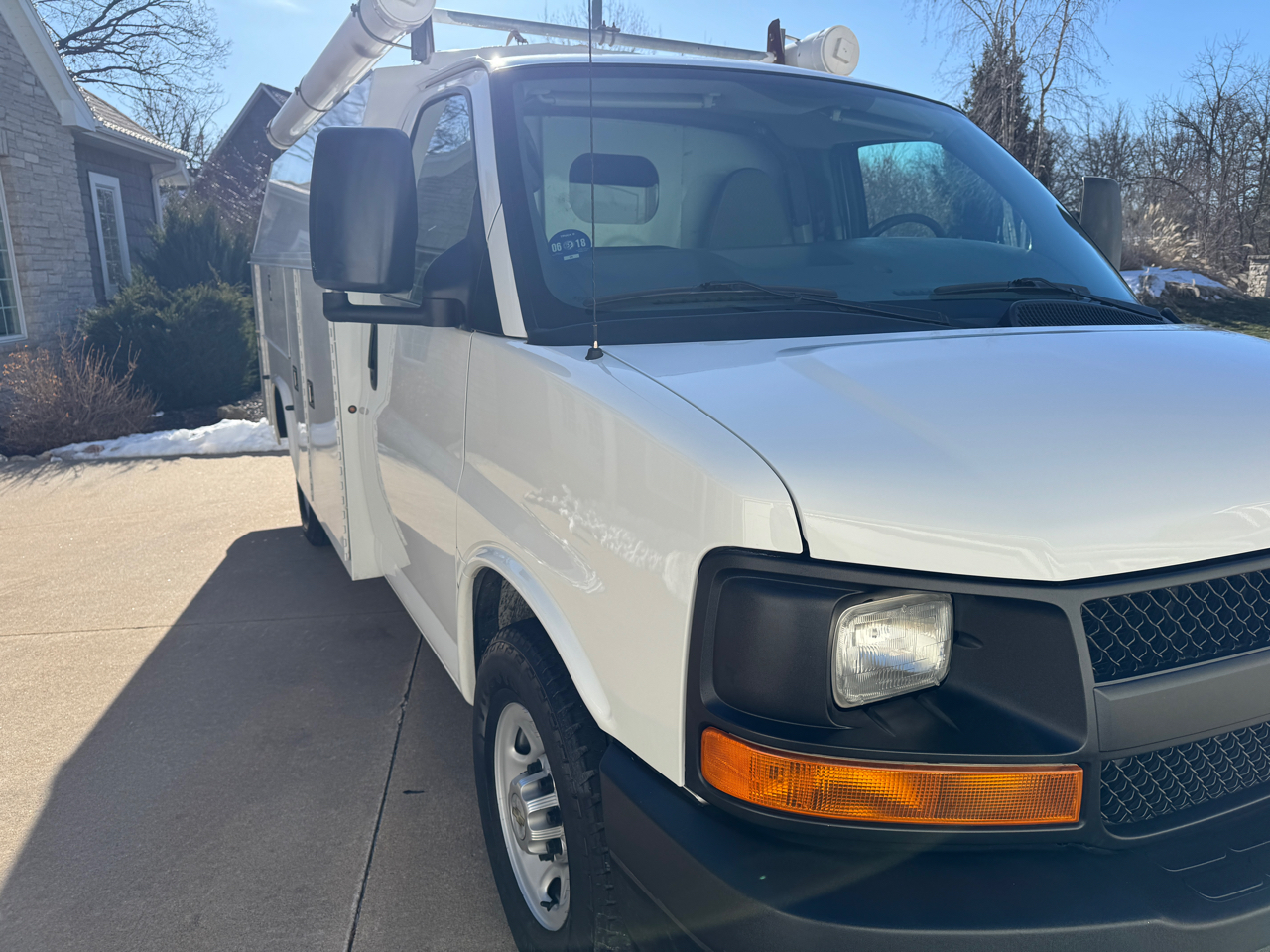 Chevrolet Express Commercial Cutaway RWD 3500 139" WB Work Van 2011