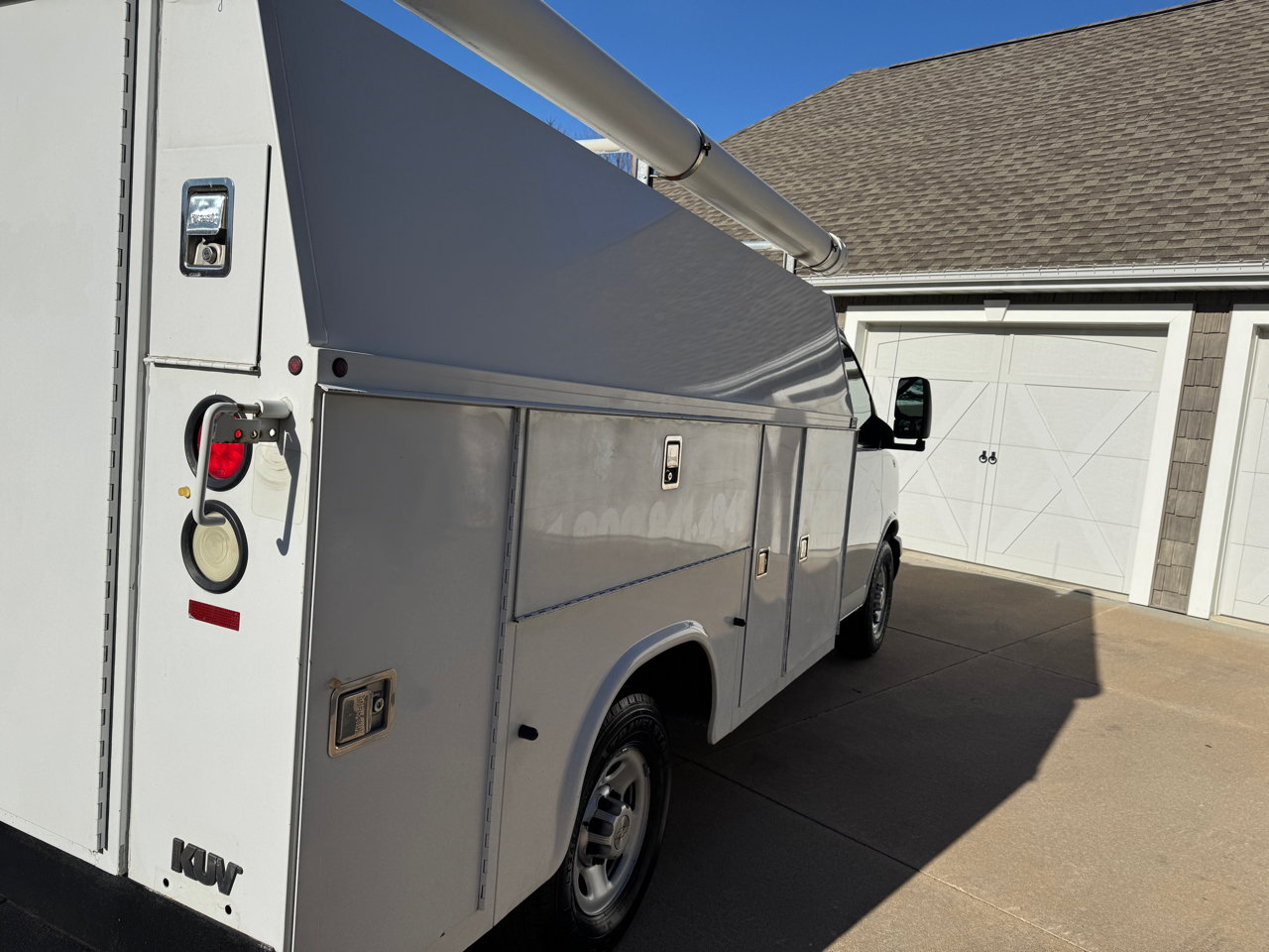 Chevrolet Express Commercial Cutaway RWD 3500 139" WB Work Van 2011