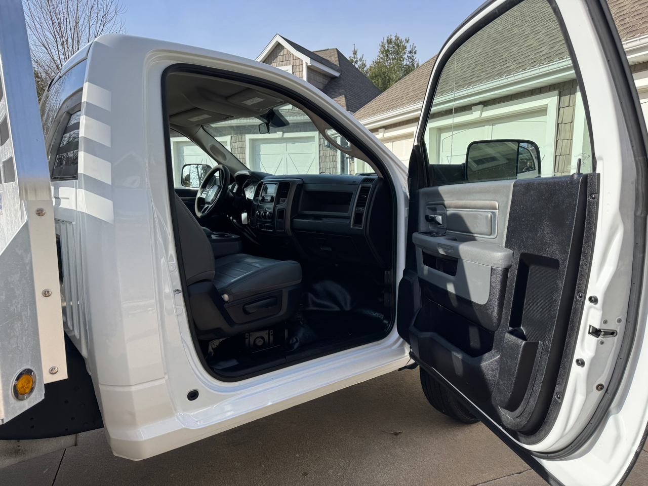 RAM 3500 4WD Reg Cab 143" WB 60" CA Tradesman 2015