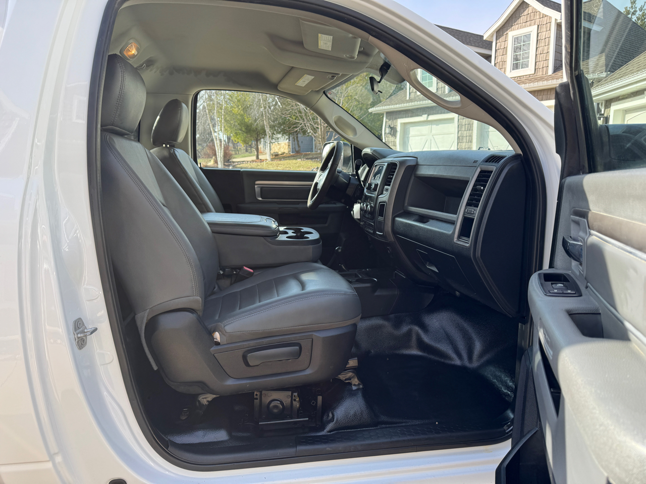 RAM 3500 4WD Reg Cab 143" WB 60" CA Tradesman 2015