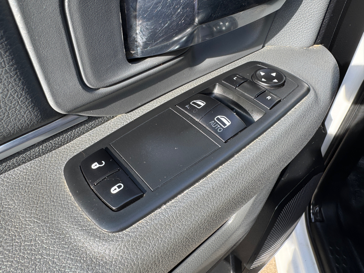 RAM 3500 4WD Reg Cab 143" WB 60" CA Tradesman 2015