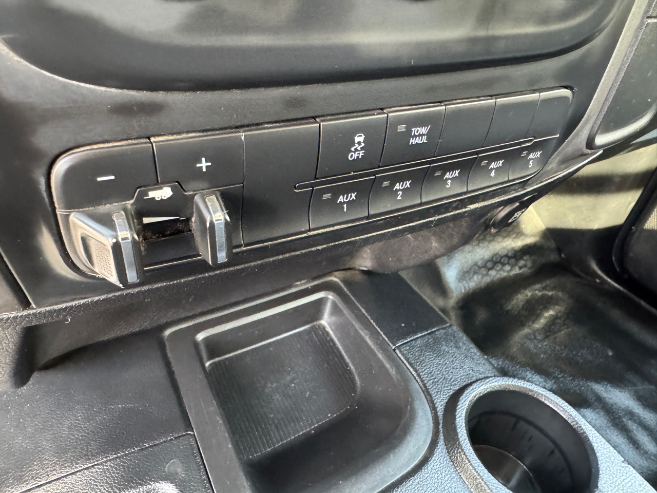 RAM 3500 4WD Reg Cab 143" WB 60" CA Tradesman 2015