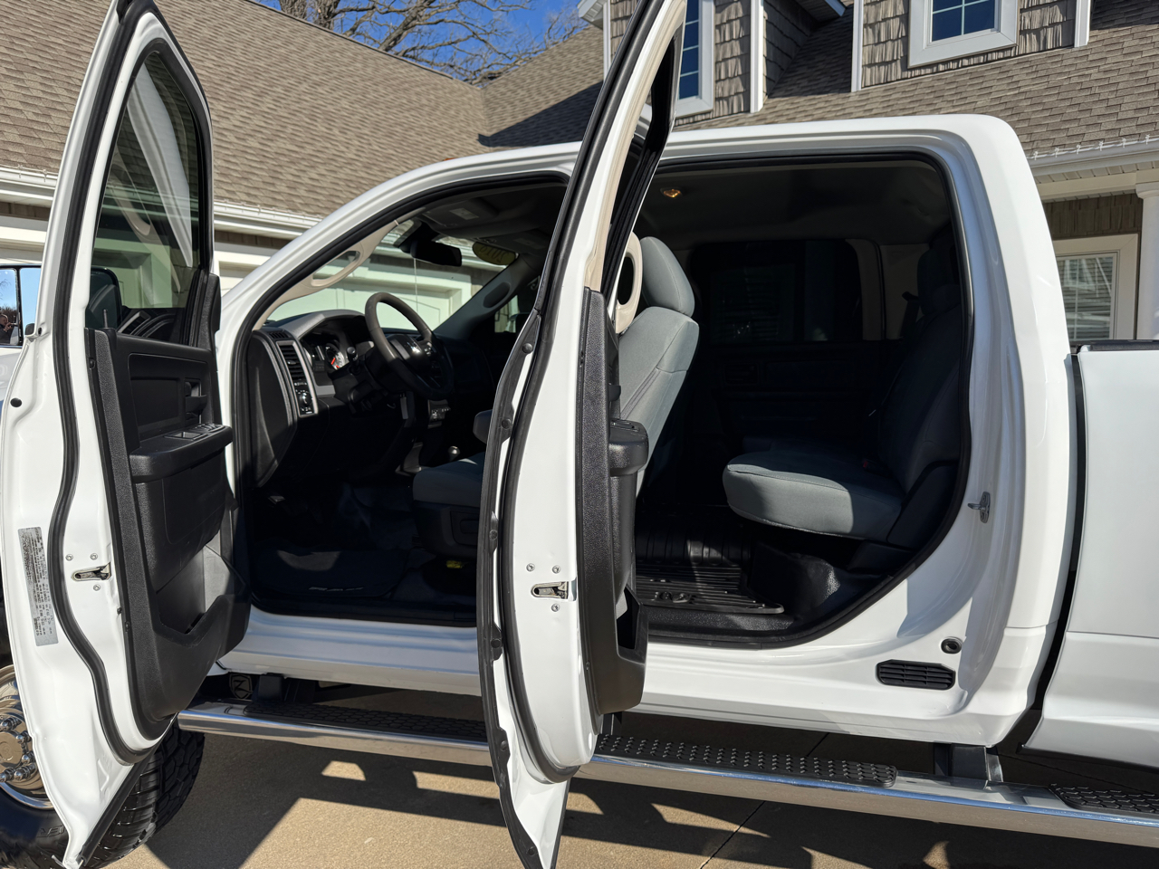 RAM 3500 Tradesman 4x4 Crew Cab 8' Box 2018