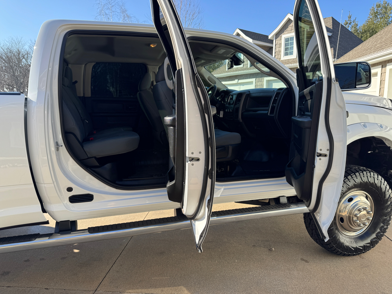 RAM 3500 Tradesman 4x4 Crew Cab 8' Box 2018