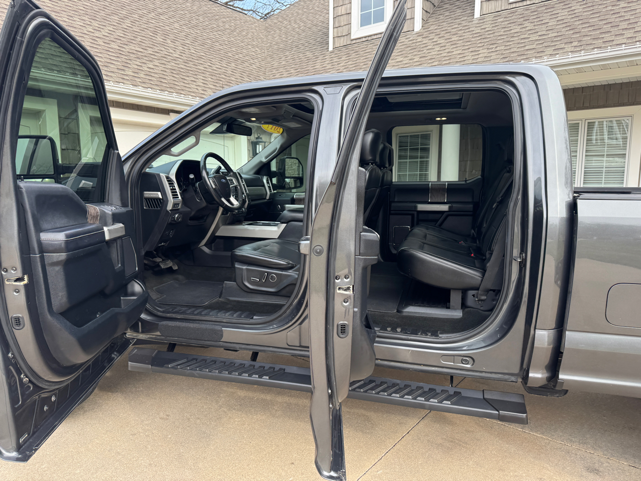 Ford Super Duty F-350 SRW Lariat 4WD Crew Cab 6.75' Box 2017