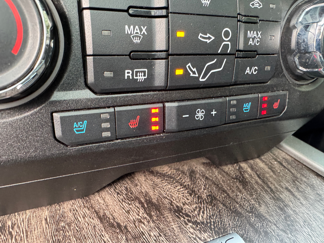 Ford Super Duty F-350 SRW Lariat 4WD Crew Cab 6.75' Box 2017