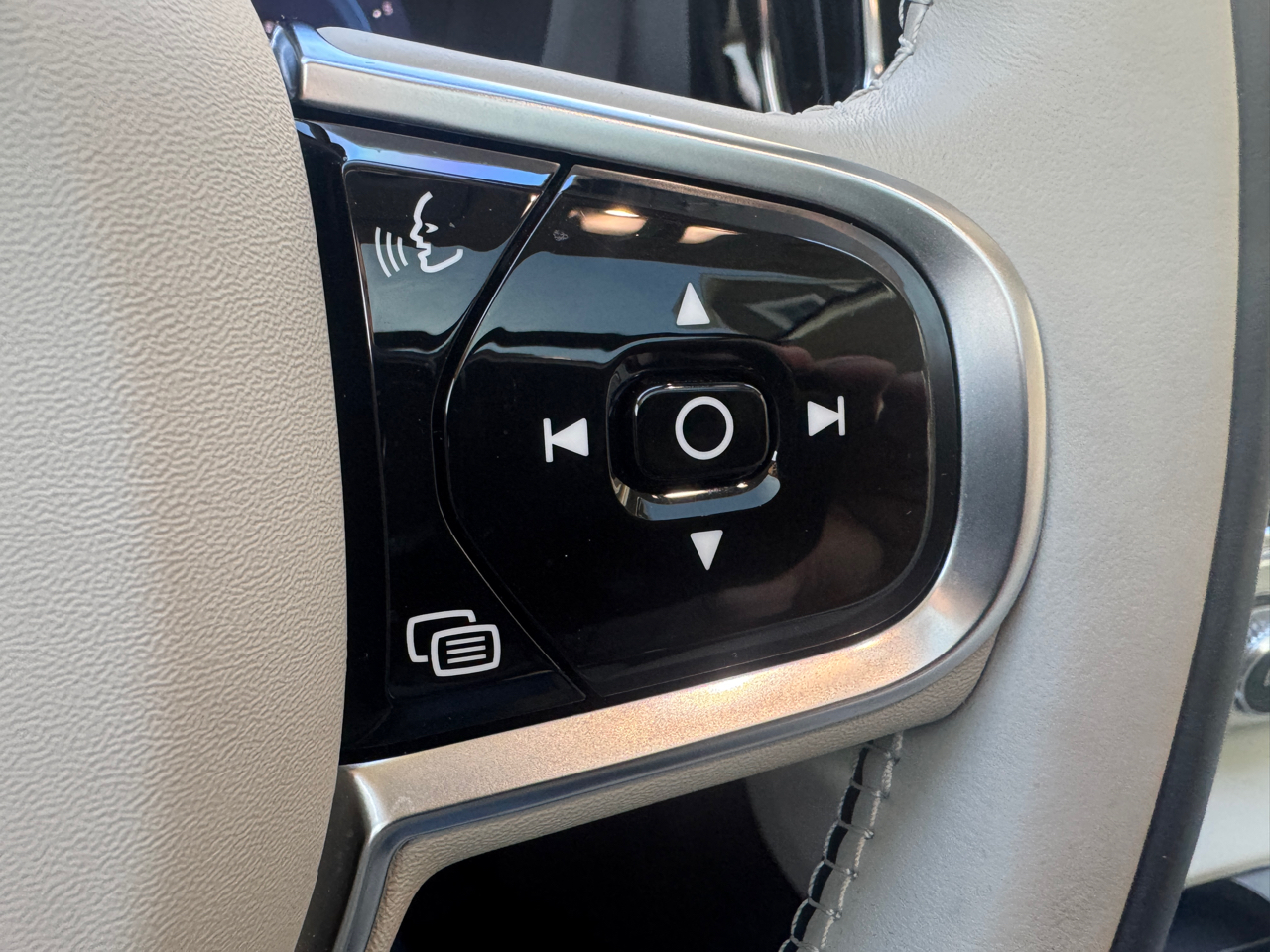 Volvo XC60 B5 AWD Plus Dark Theme 2023