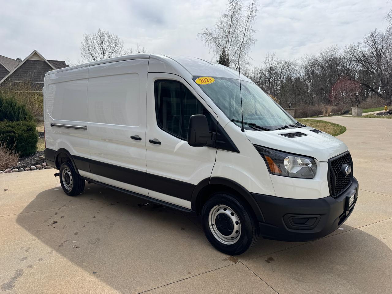 Ford Transit Cargo Van T-250 130" Med Rf 9070 GVWR RWD 2023