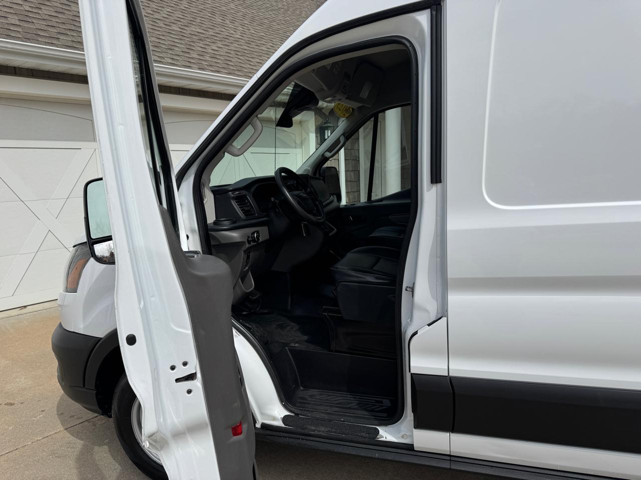 Ford Transit Cargo Van T-250 130" Med Rf 9070 GVWR RWD 2023