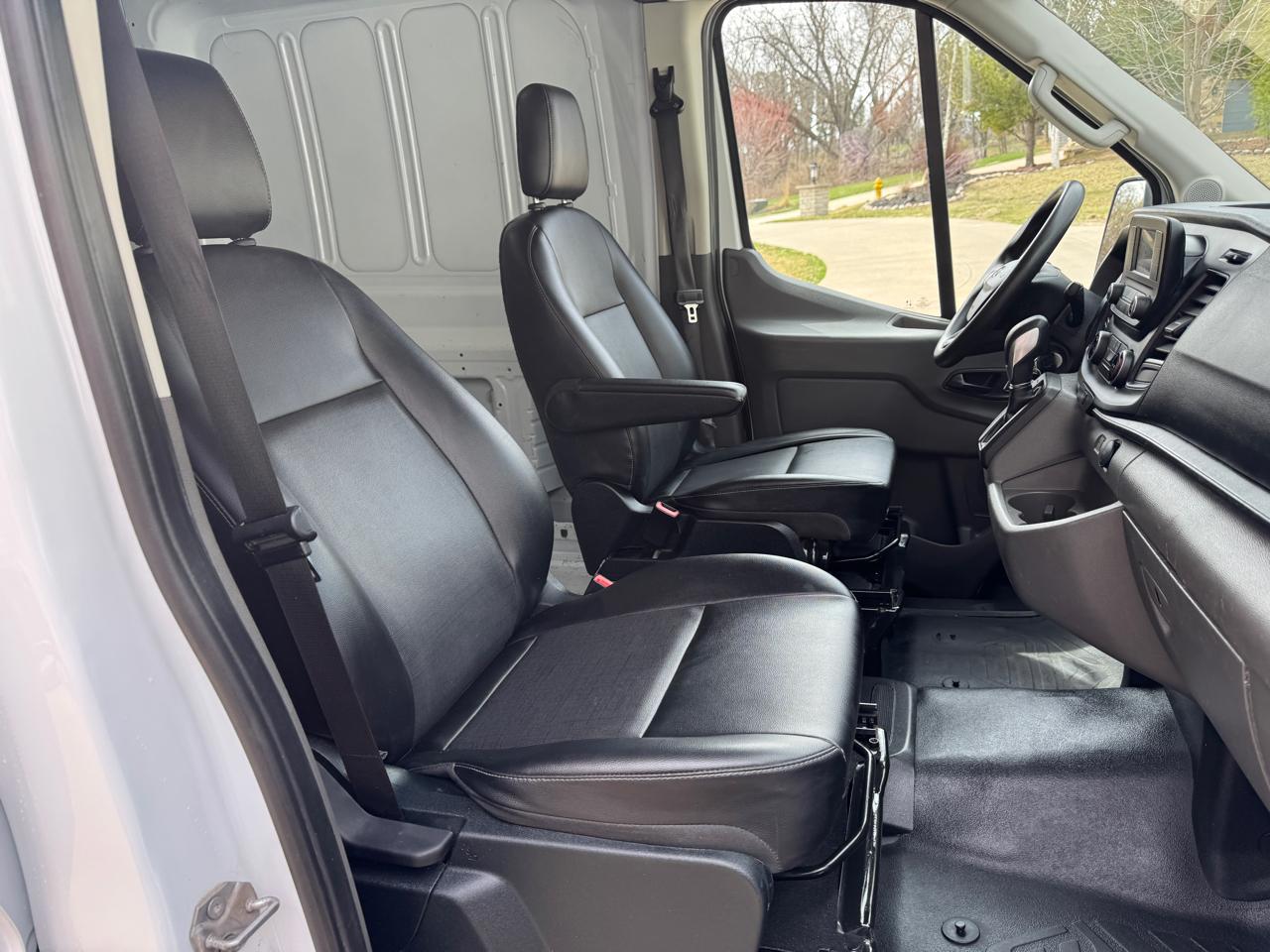 Ford Transit Cargo Van T-250 130" Med Rf 9070 GVWR RWD 2023