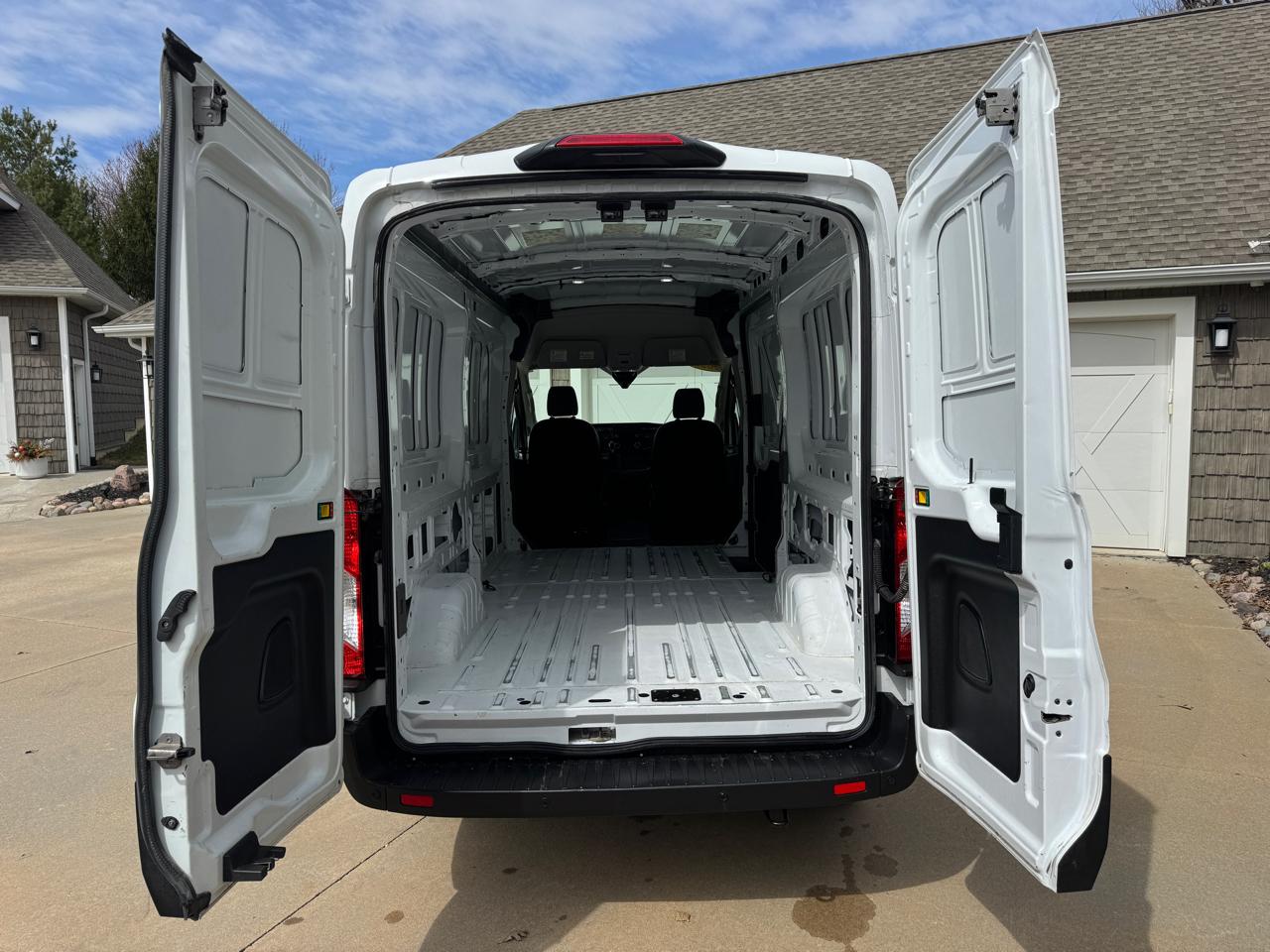 Ford Transit Cargo Van T-250 130" Med Rf 9070 GVWR RWD 2023