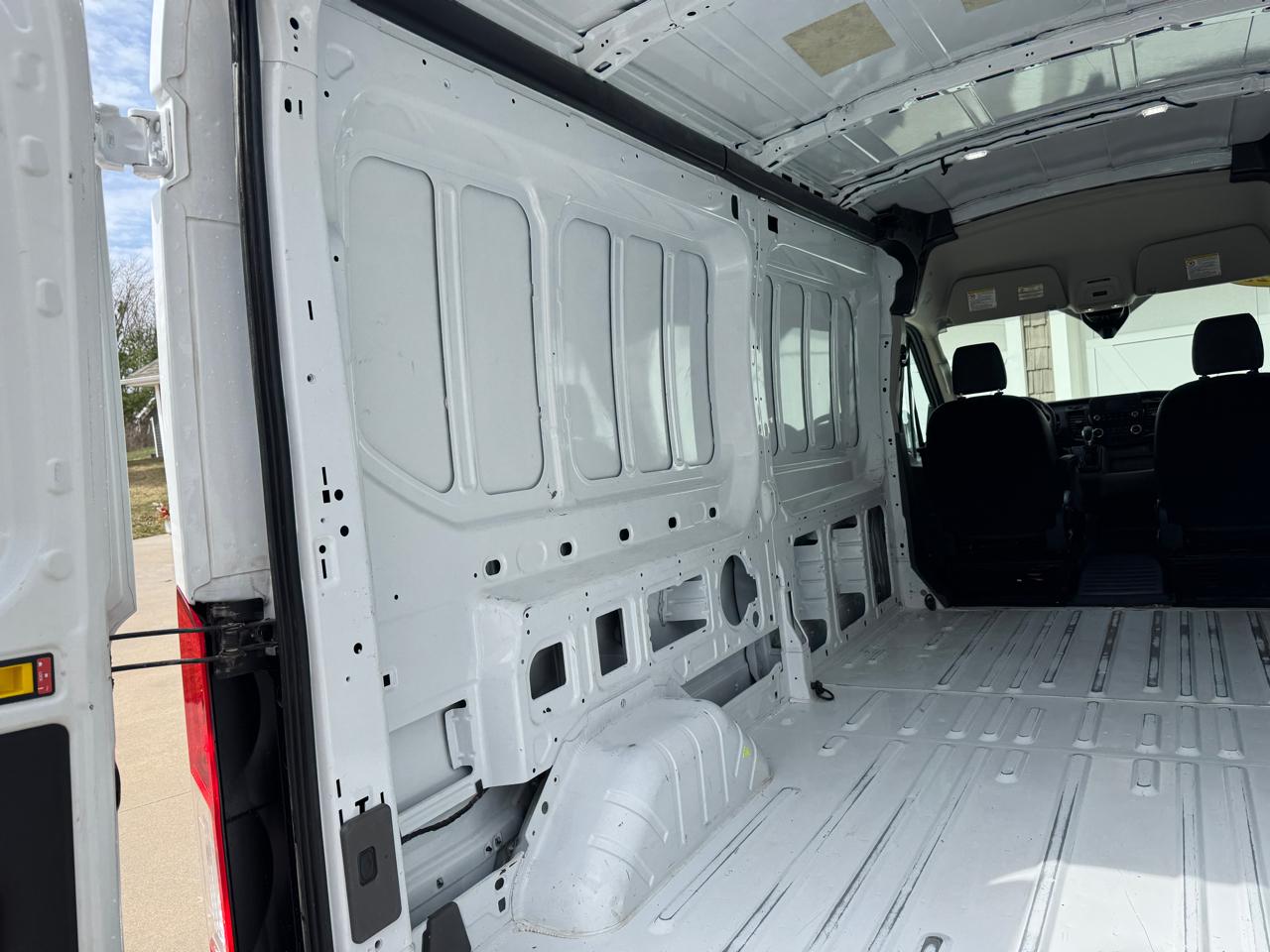 Ford Transit Cargo Van T-250 130" Med Rf 9070 GVWR RWD 2023