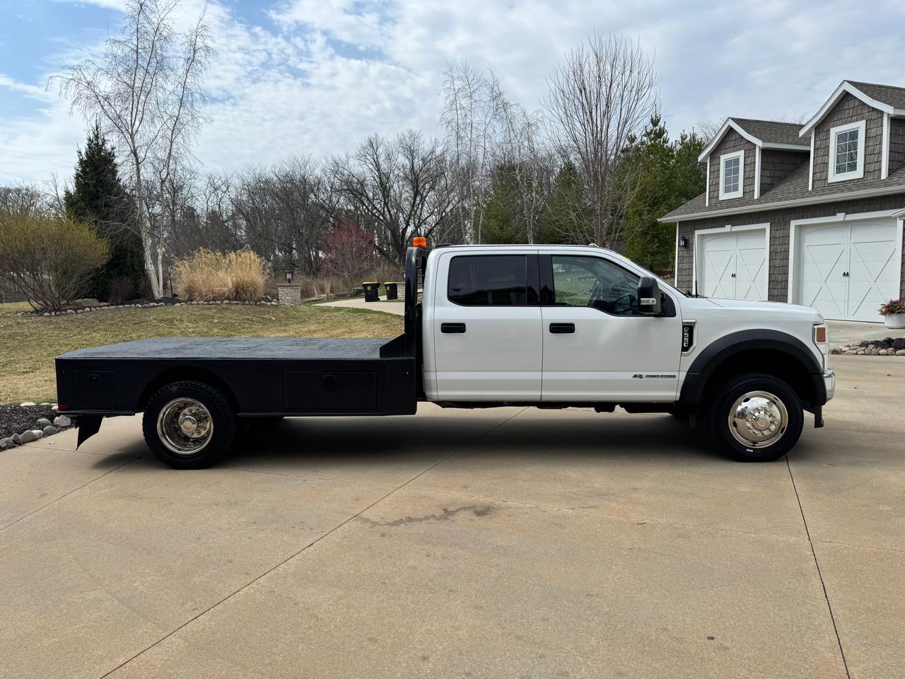 Ford Super Duty F-550 DRW XLT 4WD Crew Cab 203" WB 84" CA 2022