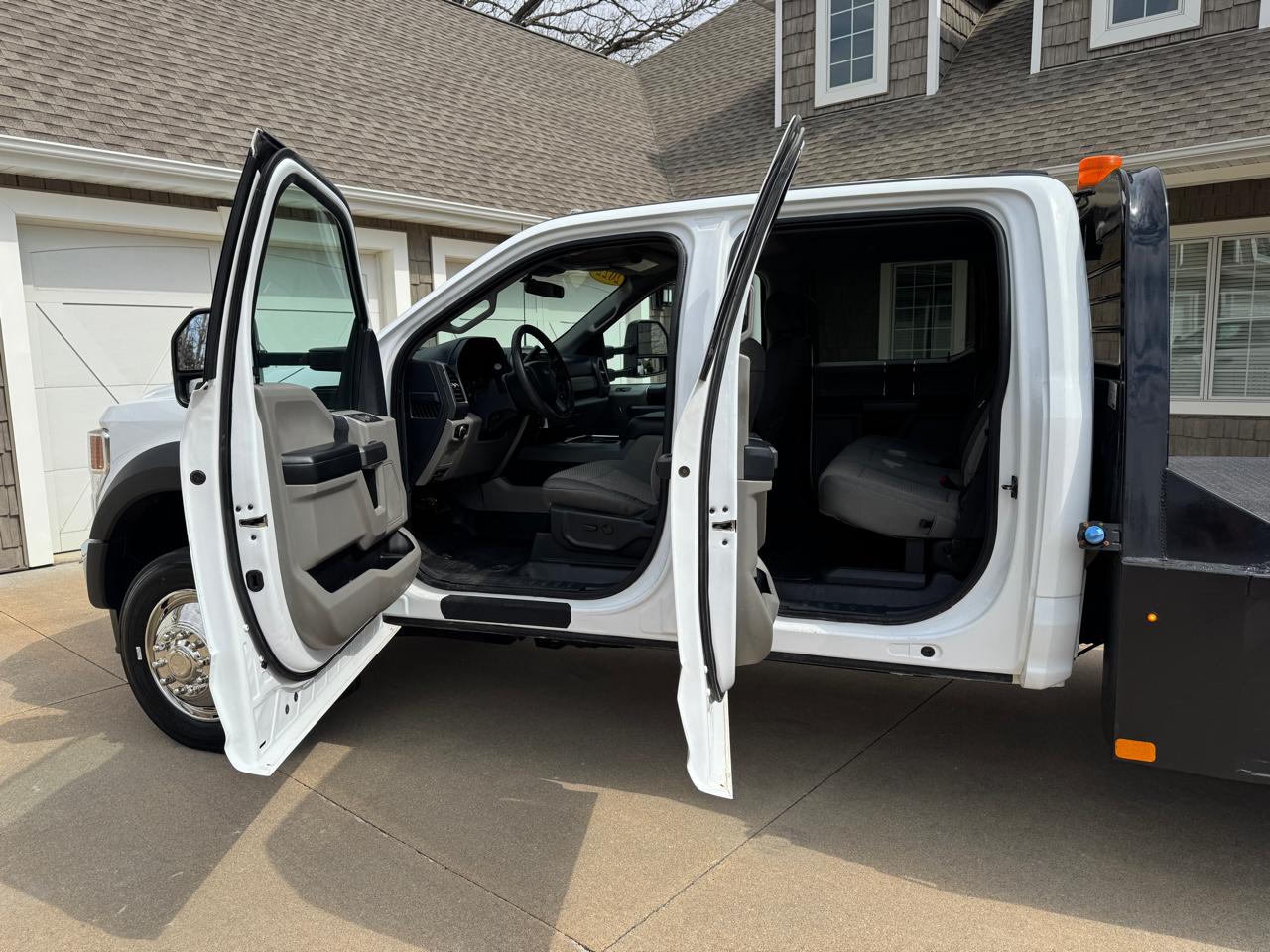 Ford Super Duty F-550 DRW XLT 4WD Crew Cab 203" WB 84" CA 2022