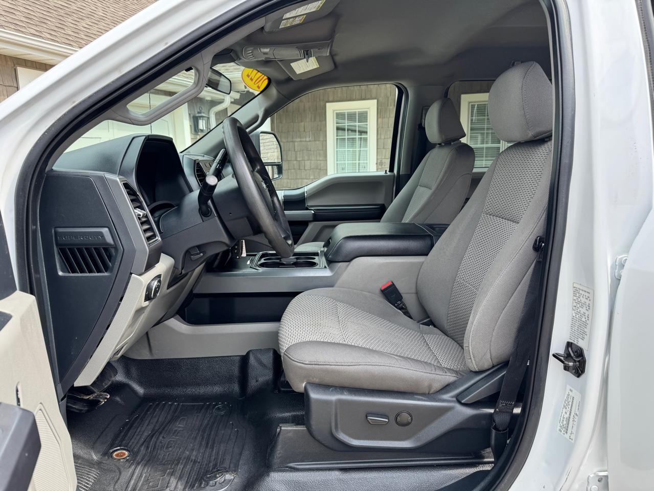 Ford Super Duty F-550 DRW XLT 4WD Crew Cab 203" WB 84" CA 2022