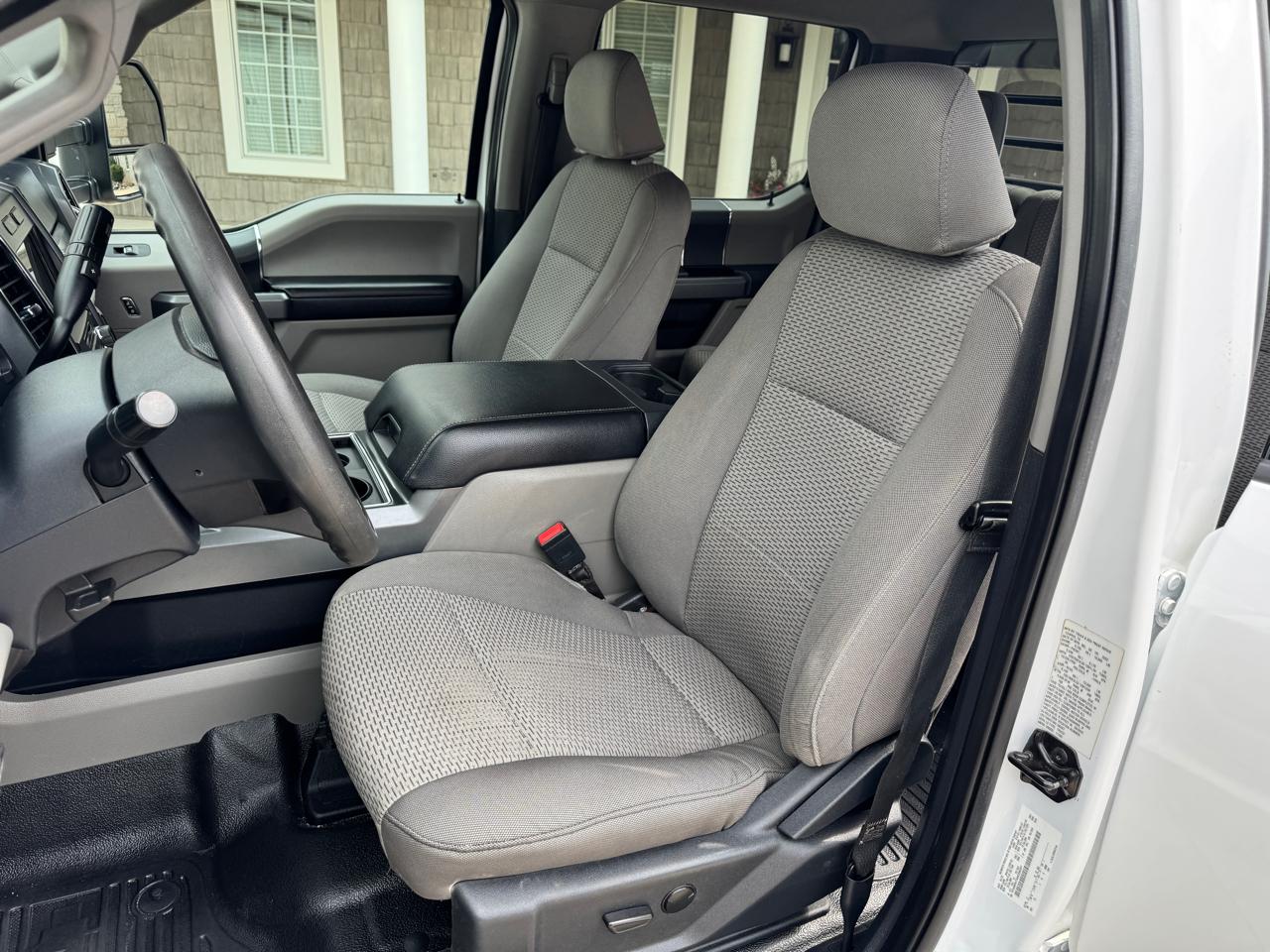 Ford Super Duty F-550 DRW XLT 4WD Crew Cab 203" WB 84" CA 2022